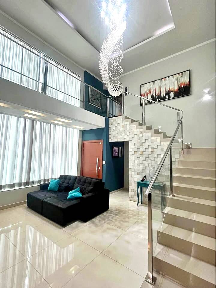 Casa à venda com 3 quartos, 213m² - Foto 1