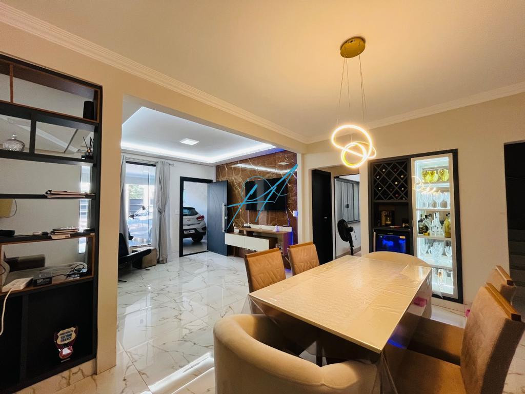 Casa à venda com 3 quartos, 240m² - Foto 1