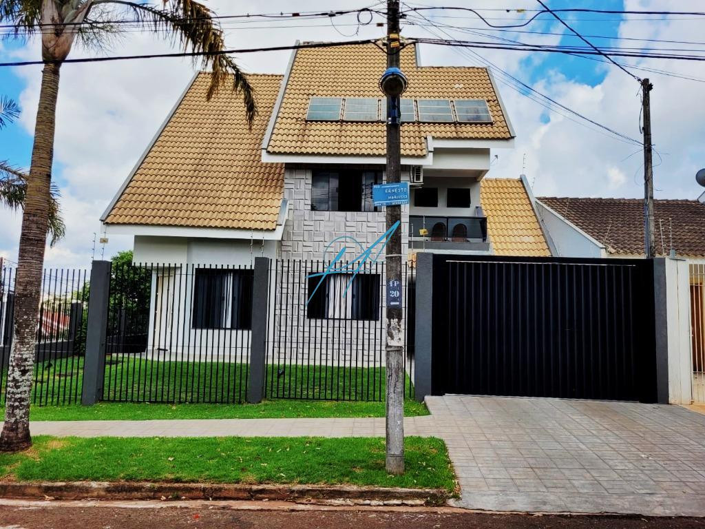 Casa à venda com 3 quartos, 234m² - Foto 1