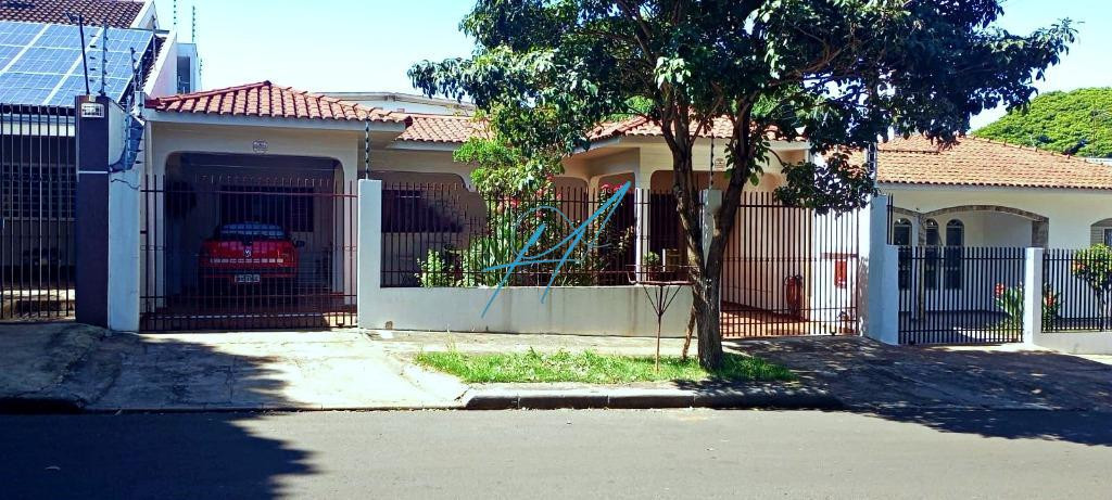 Casa à venda com 3 quartos, 165m² - Foto 1